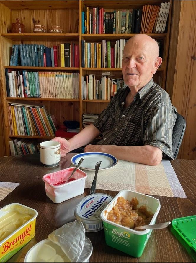 Jon koser seg med frokost. Mye godt pålegg, blant annet syltetøy fra Malvik