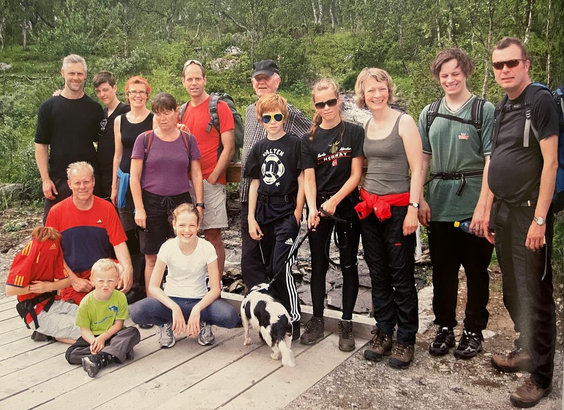 Jon med barn, barnebarn og svigersønner/datter + Fia. Tydalen 2011 Fotograf: Hege