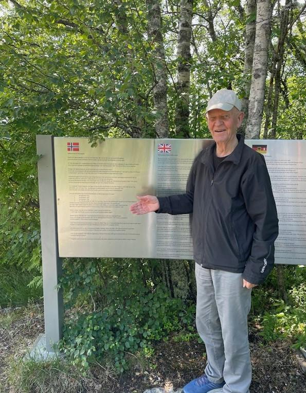 Jon foran en av de 13 minneplakettene