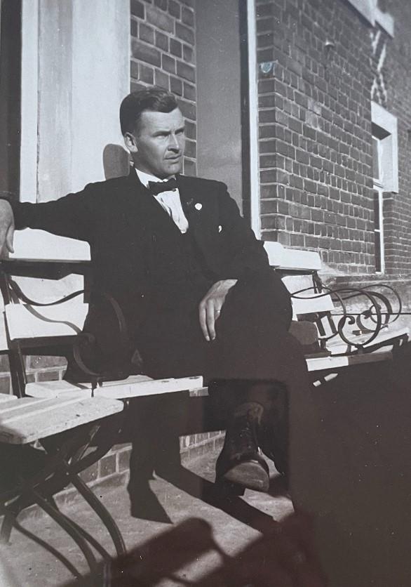 Jarle Hildrum utenfor studiestedet sitt, Norges Landbrukshøyskole (nå NMBU)