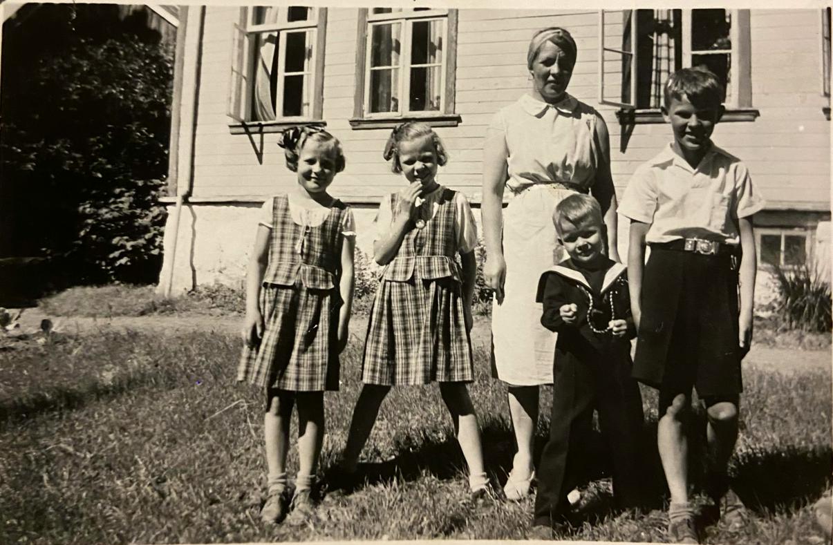 Farmor Ingrid og ungene: Guri, Anna, farmor, Kjell Ivar og Jon