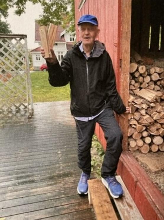 Jon foran uthuset der han hadde godt med ved til vinteren