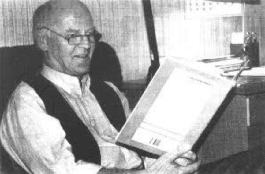 Avisutklipp av Jon med en av sine nyutgitte bøker