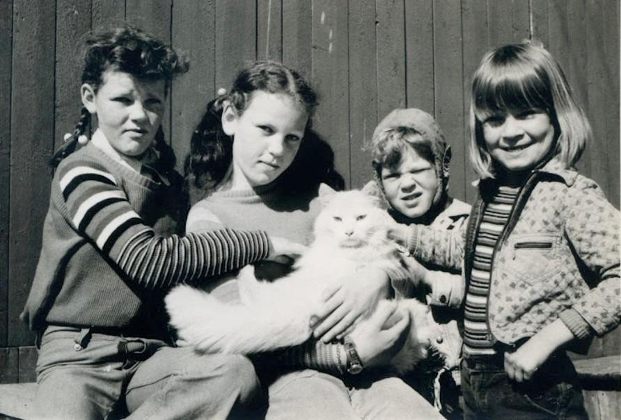 Ragne, Hege, Murre, Jarle og Åshild på uthustrappa, midten av 70-tallet