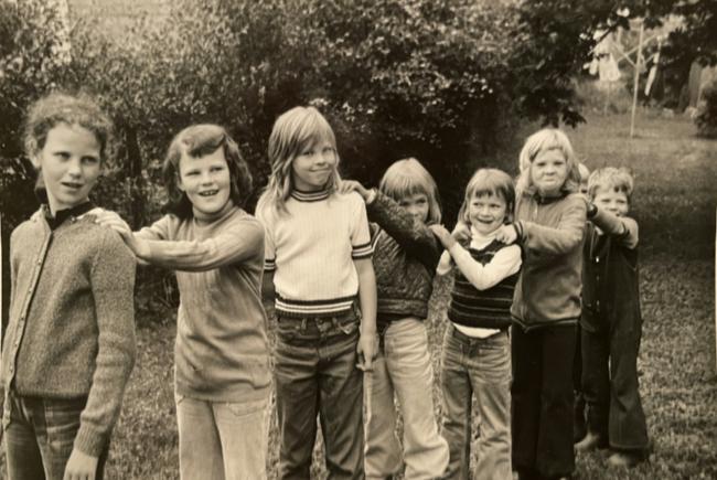 På lang rekke: Hege, Ragne, Ingrid, Marit, Åshild, Kristin, Jarle og Magne. Torkild og Lasken gjør noe annet. Fra midten av 70-tallet